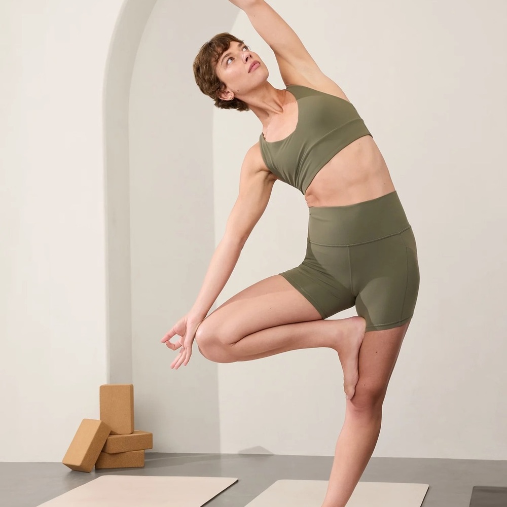 Athleta Salutation Stash High Rise 5 Short in Moss
